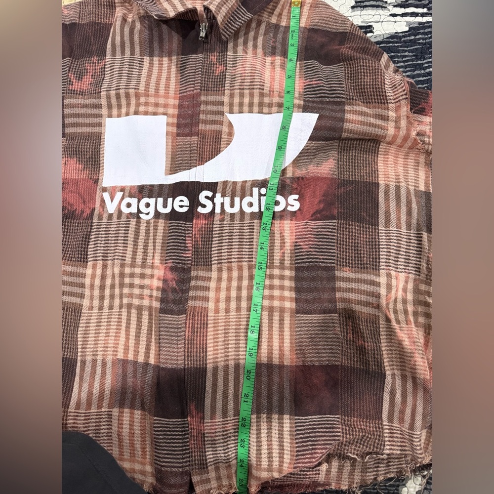Vague Studios Surge Zip Flannel, plaid, zipper closure, and frayed edges. - Picture 5 of 5